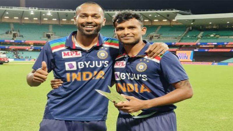 हार्दिक ने मैन ऑफ द सीरीज की ट्रॉफी जीतकर यंग टैलेंट की हौसला अफजाई की। उन्होंने अपनी यह ट्रॉफी तेज गेंदबाज टी नटराजन को सौंप दी। पंड्या ने सोशल मीडिया पर नटराजन के साथ ट्रॉफी सौंपते हुए एक फोटो भी शेयर की। उन्होंने लिखा कि नटराजन, इस सीरीज में आपका प्रदर्शन शानदार रहा। आपने टीम को मुश्किल हालात में जीत दिलाई। 