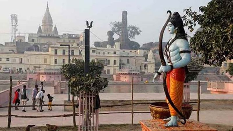 अब हमने कीवर्ड्स की मदद से ढूंढ़ने की कोशिश की कि क्या अयोध्या में इससे मिलता-जुलता कोई चौक है। हमें कहीं भी ऐसे किसी चौक की कोई तस्वीर नहीं मिली।