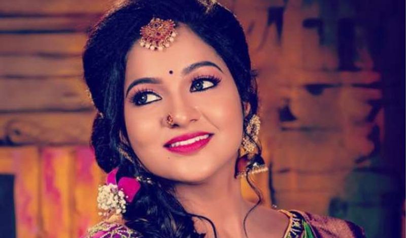 मीडिया रिपोर्ट्स में बताया जा रहा है कि वीजे चित्रा ने देर रात तक शूटिंग की थी। शूटिंग के बाद उन्होंने अपने होटल रूम में भी चेक इन किया था। 