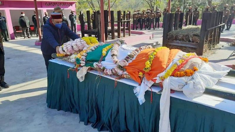 श्मशानघाट पर स्वास्थ्य मंत्री डॉ. सैजल, ब्रिगेडियर HS संधू ने शहीद को पुष्पचक्र अर्पित किए। शहीद को पिता लोक राज गुरुंग ने मुखाग्नि दी। 