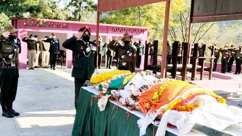 जाबांज गुरुंग को अंतिम सलामी देते सेना के अधिकारी।