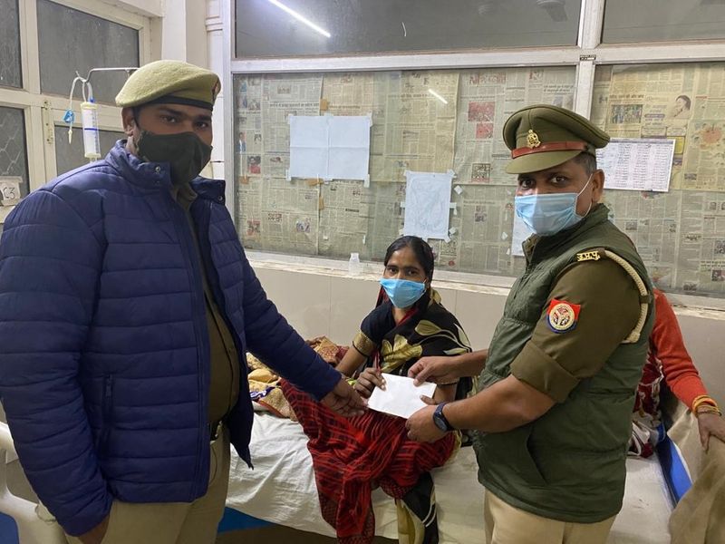  प्रशासन की तरफ से महिला को काफी समझाया गया, साथ ही उसके परिजनों को वहां बुला लिया गया। सदर थाने की पुलिस ने महिला को 11,000 रुपए की आर्थिक मदद दी है। 