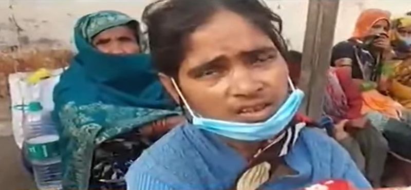 मां का कहना है ति उसकी यह हालत देखी नहीं जा रही थी। इसलिए वो उसे बेचना चाहती है, ताकि वो जिसके भी पास रहेगा, कम से कम स्वस्थ रहेगा। महिला की आपबीती सुनकर हर कोई हैरान रह गया।