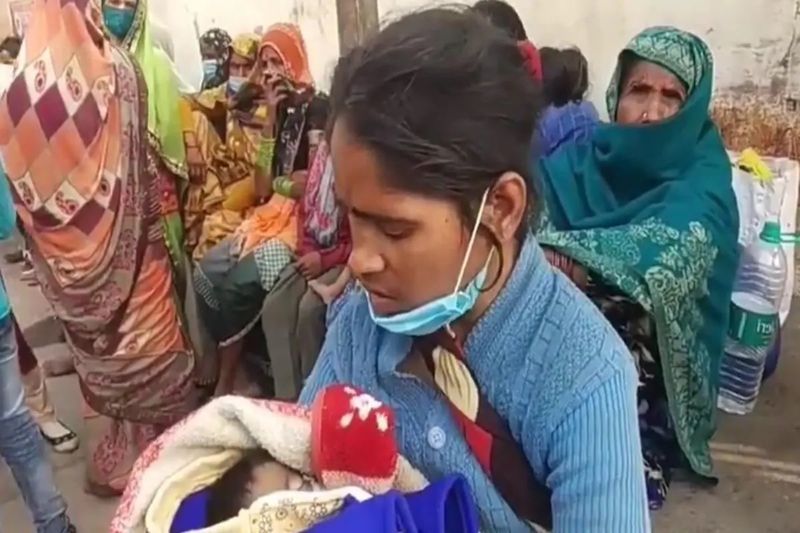 अब गरीबी से परेशान महिला ने डेढ़ महीने के अबोध के पालन-पोषण में असमर्थ है। महिला का कहना है कि उसका मासूम बच्चा कुपोषण का शिकार हो रहा है।
