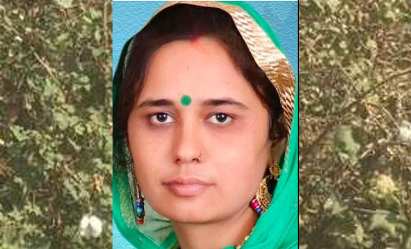 बता दें कि साल 2016 में पंचायत की कमान सुमन के हाथों में आई थी। गांव के छोटे किसान और गरीब लोग कई सालों से वीरान पड़ी जमीन में दिनरात मेहनत करते थे, लेकिन आनाज सिर्फ मुश्किल से खाने के लिए उग पाता था। लेकिन सुमन देवी ने वीरान जमीन को उपजाऊ बना दिया। उन्होंने जहां कुआ खुदना था वहां कुआ खुदवा दिया और जहां ट्यूबवेल लगाना था उसे लगवा दिया। गांव की एक-एक एकड़ को सिंचित कर दिया।