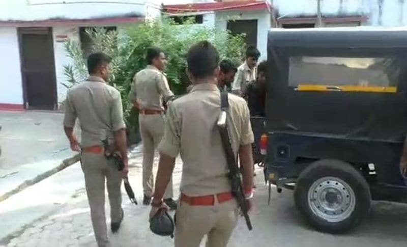 घटना की जानकारी लगते ही मौके पर पहुंची पुलिस ने शव को कब्जे में ले लिया। आरोपी पुलिस के आने से पहले ही फरार हो गया। ममाला दर्ज कर जांच शरू कर दी है। कमरे और शव की हालत देख पुलिस शॉक्ड थी, फर्श से लेकर दीवारों पर खून बिखरा हुआ था। वहीं शव भी खून से लथपथ था।