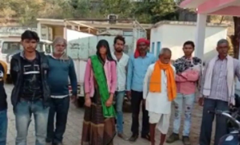 आरोपी के परिजनों ने बताया कि रामेश्वर और रुक्मणि में रोजाना झगड़ा होता रहता था। पत्नी रोज पति हाथ जोड़कर विनती करती थी कि दूसरी महिला के पास जाना छोड़ दो, लेकिन उसने एक नहीं सुनी। हत्या वाले दिन भी दोनों में विवाद हो रहा था। 