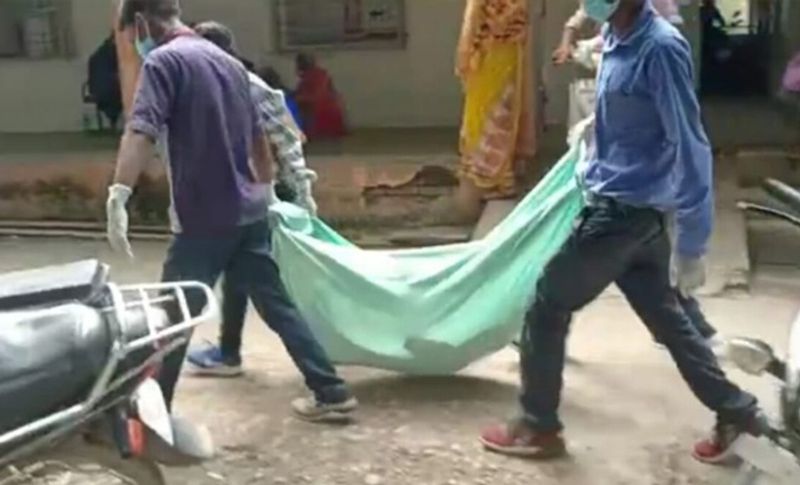 दरअसल, यह दर्दनाक मामला शिवपुरी जिले के पिछोर थाना क्षेत्र के गरेठ गांव में सामने आया है। जहां रामेश्वर लोधी नाम के शख्स ने अपनी पत्नी रुक्मणि की निर्मम हत्या कर दी। आरोपी का किसी अन्य महिला से अवैध संबंध चल रहा था, जिसको लेकर पति-पत्नी की बीच आए दिन झगड़ा होता रहता था।
