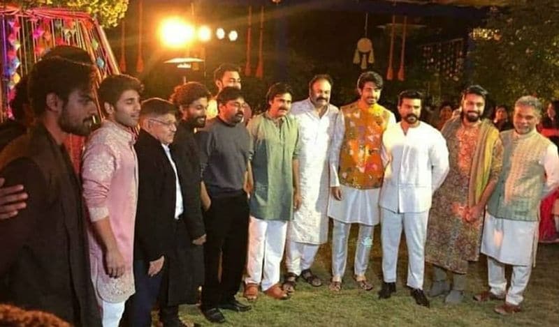 इसके साथ ही एक तस्वीर में राम चरण अपने होने वाले बहनोई और परिवार के साथ एक ही फ्रेम में नजर आ रहे हैं। वहीं, निहारिका की शादी को अटेंड करने चिरंजीवी के छोटे भाई पवन कल्याण भी पहुंचे। उन्होंने भी एक ही फ्रेम में परिवार के फोटो क्लिक कराई। 
