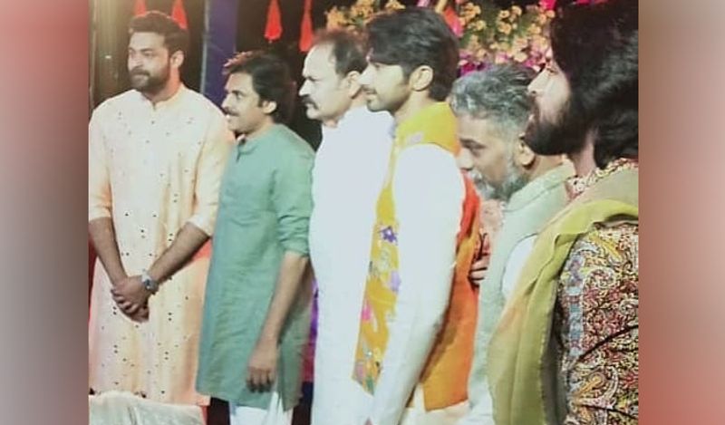 राम चरन के अलावा अल्लू अर्जुन और अल्लू शिरीष भी निहारिका के कजिन हैं। संगीत समारोह के कुछ वीडियो भी इंस्टाग्राम पर फैन एकाउंट से शेयर हुए हैं, जिनमें निहारिका और चैतन्य थिरकते दिख रहे हैं। 