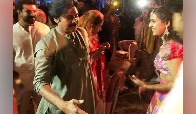 इतना ही नहीं भतीजी की मेहंदी सेरेमनी में पवन कल्याण होने वाले दामाद को बधाई देते भी दिखे और भतीजी निहारिका को आशीर्वाद दिया। 