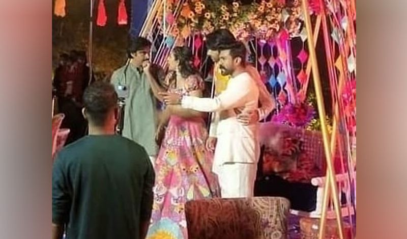भतीजी की शादी के मौके पर चिरंजीवी भी उनके बचपन को याद करके इमोशनल हुए। उन्होंने निहारिका के बचपन की तस्वीर इंस्टाग्राम पर शेयर की।