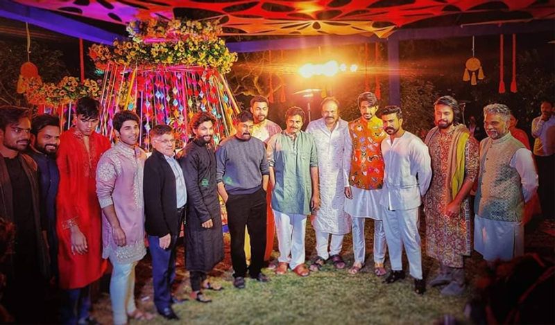 इंस्टाग्राम पर शेयर की गई तस्वीर में नन्हीं निहारिका अपने अंकल की गोद में हैं। दूसरी तस्वीर में निहारिका पारम्परिक परिधानों में सजी हुई चिरंजीवी के साथ सेल्फी ले रही हैं।