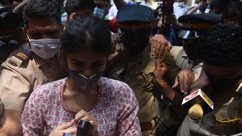 एनसीबी ने अभी तक ड्रग्स केस में कई बड़े खुलासे किए हैं। ड्रग्स केस में रिया चक्रवर्ती और उनके भाई शोविक चक्रवर्ती जेल में भी रह चुके हैं, लेकिन फिलहाल जमानत पर बाहर हैं। इस केस के सिलसिले में अर्जुन रामपाल, श्रद्धा कपूर, सारा अली खान, रकुलप्रीत और एक्ट्रेस दीपिका पादुकोण समेत बॉलीवुड की कई बड़ी हस्तियों से पूछताछ हो चुकी है। अभी तक किसी बड़े कलाकार पर कोई कड़ी कार्रवाई नहीं हुई है।