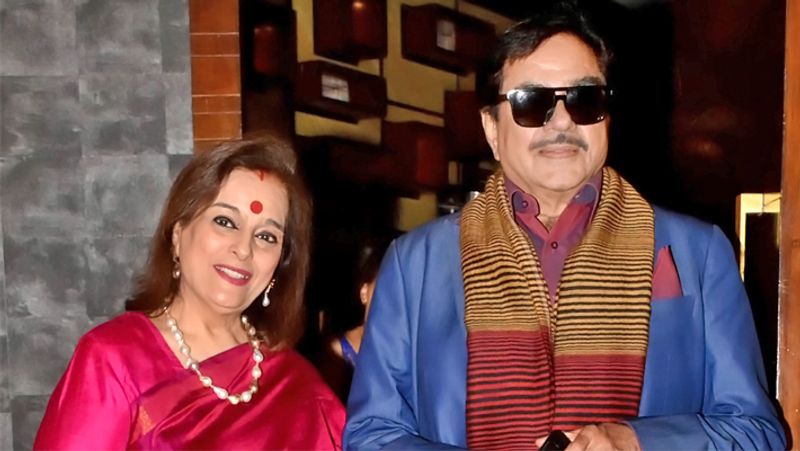 पूनम ने बताया था कि हम पहली बार एक-दूसरे से पटना से मुंबई की ट्रेन जर्नी के दौरान मिले थे। हमारी बर्थ आमने-सामने थी। हम दोनों रो रहे थे, वो इसलिए क्योंकि वह अपने माता-पिता से दूर हो रहे थे और मेरी मां ने मुझे डांटा था।
