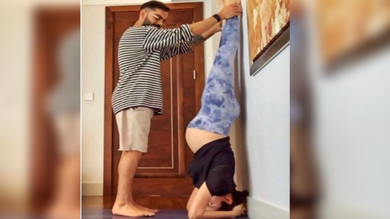 जब से अनुष्का और विराट ने सोशल मीडिया पर अपने पेरेंट्स बनने की घोषणा की थी। तब से दोनों की तस्वीरें सोशल मीडिया पर खूब वायरल हो रही है। हाल ही में अनुष्का शर्मा ने अपनी एक तस्वीर इंस्टाग्राम पर शेयर की थी, जिसमें विराट उन्हें उल्टा लटकाए नजर आ रहे थे।