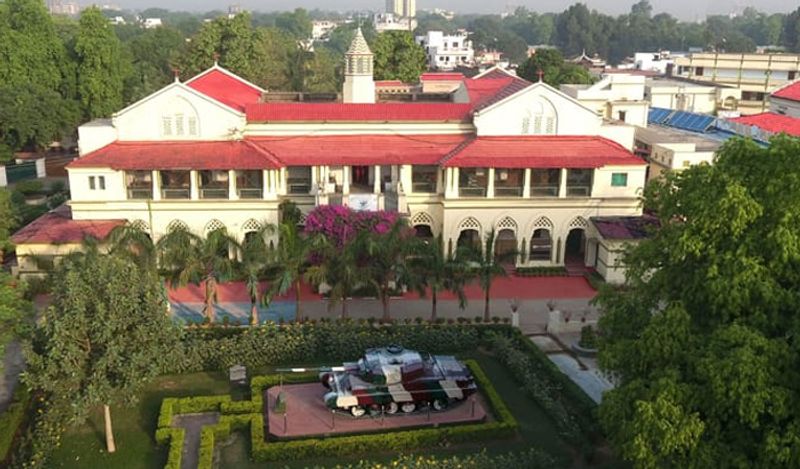 अमिताभ बच्चन ने लेटर में लिखा था कि 'वो ब्लू हाउस के भी सदस्य थे।' इसके साथ ही बिग बी के दो साल स्कूल सीनियर रहे कुंवर रेवती रमण सिंह ने एक बार इंटरव्यू में खुलासा किया था कि वो अमिताभ बच्चन के साथ मिलकर कंचे खेलते थे और खूब धमाचौकड़ी मचाई थी। 