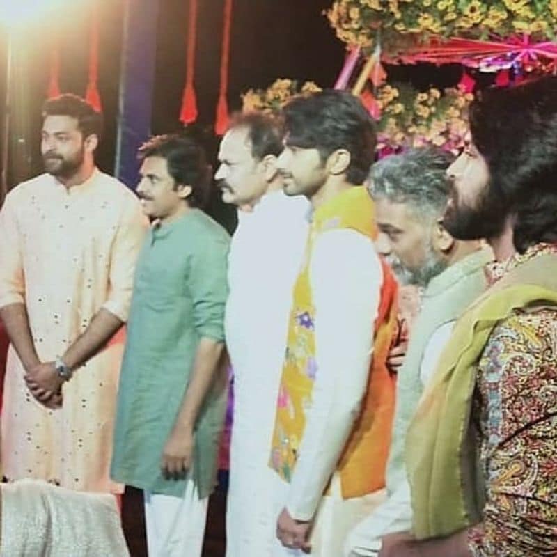 దీనితో నాగబాబు అల్లుడు కూడా హీరో కావడం ఖాయం అంటూ కథనాలు వచ్చాయి. అయితే తాజాగా ఈ వార్తలు, ఊహాగానాలపై స్వయంగా చైతన్య స్పష్టత ఇచ్చారు. హీరో కావడంపై తన అభిప్రాయం తెలియజేశాడు.