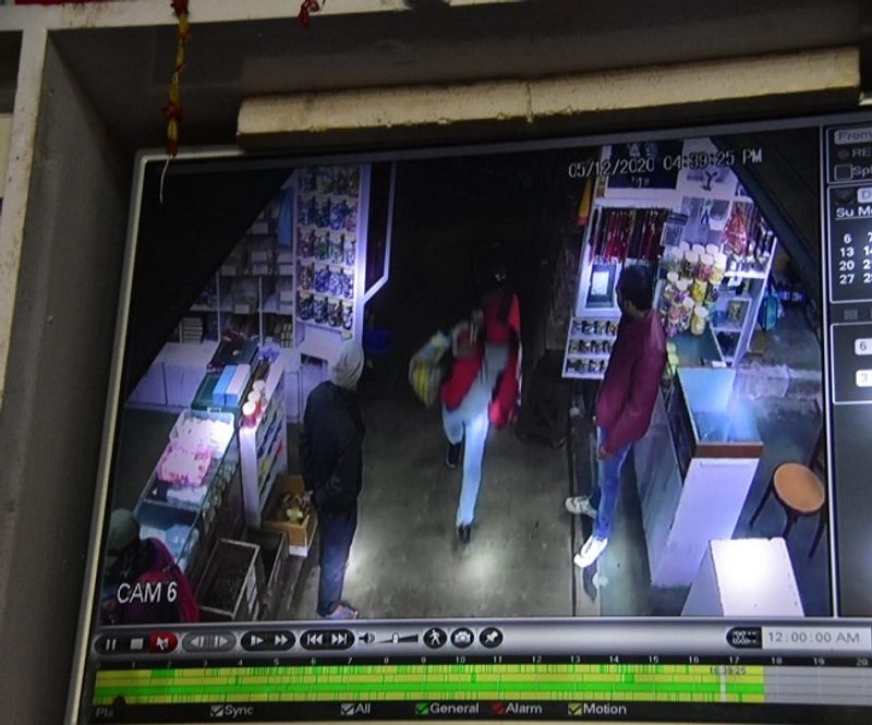सीसीटीवी से हुई बदमाशों की पहचान
पुलिस मुताबिक दुकान में लगे सीसीटीवी के फुटेज के आधार पर लुटेरों की पहचान कर ली गई है। पुलिस का दावा है कि जल्द ही बदमाशों की गिरफ्तारी कर ली जाएगी। 