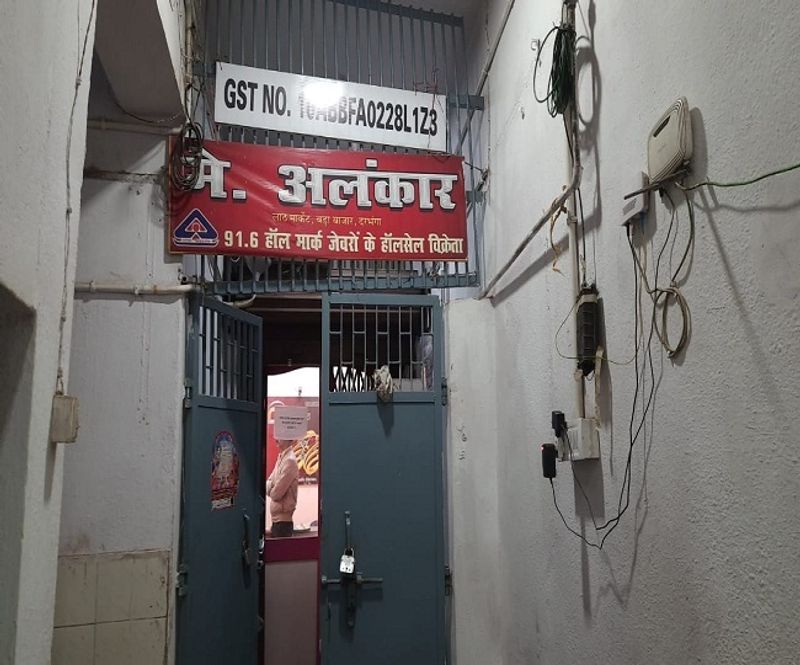 जिले की सीमा सील, वाहनों की हो रही चेकिंग
पुलिस ने घटना को लेकर जिले की सीमा को सील कर दिया गया है। एक-एक वाहनों की जांच की जा ही रही है। लूट की संपत्ति का आकलन अभी नहीं किया जा सका है। मौके से पांच खोखा बरामद किया गया है। 