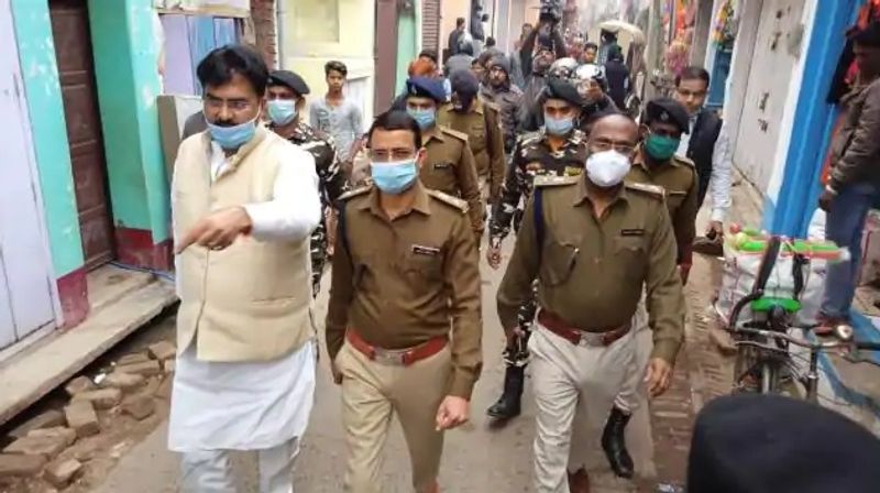 बीजेपी विधायक ने कहा-अपराधियों में नहीं रहा पुलिस का खौफ
दुकान के मालिक संतोष लाठ ने कहा कि लूट का आंकलन किया जा रहा है। वहीं, मौके पर मौजूद विधायक संजय सरावगी ने कहा कि अपराधियों में पुलिस का भय कम हो गया है।