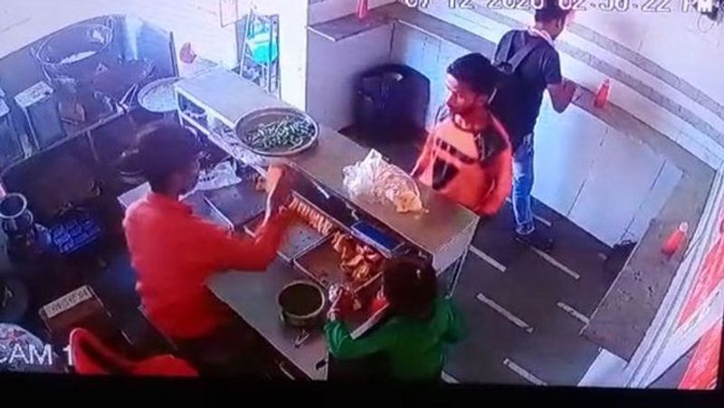 पुलिस जब बच्ची की तलाश कर रही थी, तभी पड़ोस की एक महिला ने बताया कि मोहल्ले की एक लॉन्ड्री की दुकान पर सीसीटीवी है। पुलिस ने जब सीसीटीवी फुटेज चेक किया, तो पड़ोसी दिनेश दोपहर करीब 2.56 बजे बच्ची को एक दुकान पर वड़ा पाव खिलाते दिखा। बच्ची दिनेश को मामा कहकर बुलाती थी।