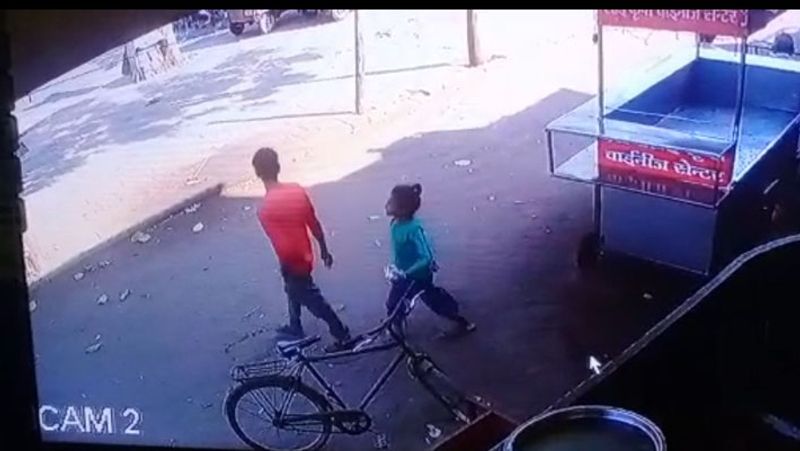 सीसीटीवी के देखकर मोहल्ले के लोगों ने दिनेश को पकड़कर पुलिस के हवाले कर दिया। पहले तो आरोपी झूठ बोलता रहा, लेकिन बाद में पुलिस ने एक चाल चली। आरोपी से कहा गया कि अगर वो सच बता देगा, तो उसे छोड़ दिया जाएगा। इसके बाद आरोपी ने लाश की जगह बता दी।