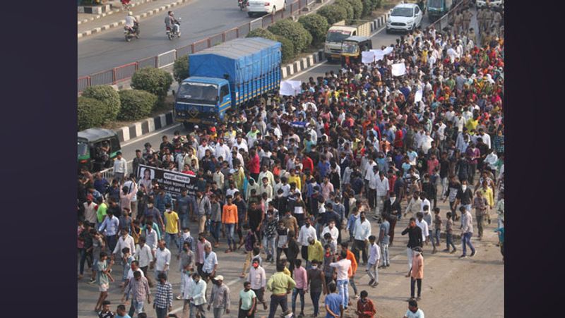बताते हैं कि बच्ची के पिता लूम्स कारखाने में काम करते हैं। वहीं, मां एक पेट्रोल पंप पर नौकरी। वो दोनों बच्चों को काम पर जाते समय पांडेसरा में रहने वाले अपने भाई के घर छोड़ जाती थी। शाम को दोनों को ले जाती थी। बच्ची की मौत की खबर सुनकर मां की तबीयत बिगड़ गई। उसे अस्पताल में भर्ती कराना पड़ा।
(बच्ची की अंतिम यात्रा में उमड़ी भीड़)