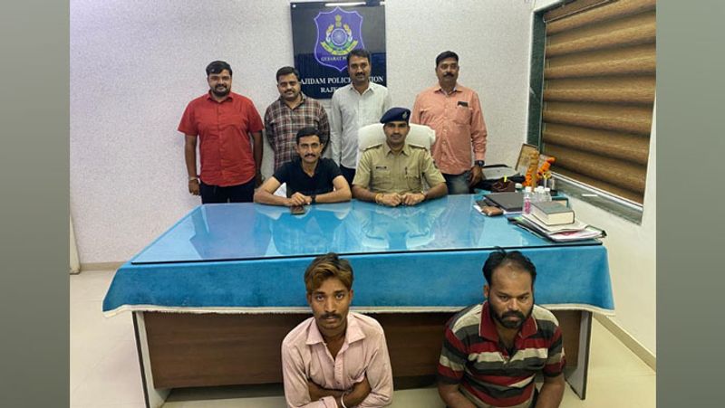 नवीन के पास से पुलिस को एक डायरी मिली। इसमें उसने लिखा था कि वो एक खोज करने जा रहा है। अगर सफल रहा, तो सारी तकलीफें दूर हो जाएंगी। मालूम चला कि यह खोज लोहे के कारखाने में तमंचा बनाने की थी। आगे पढ़ें इसी खबर के बारे में...