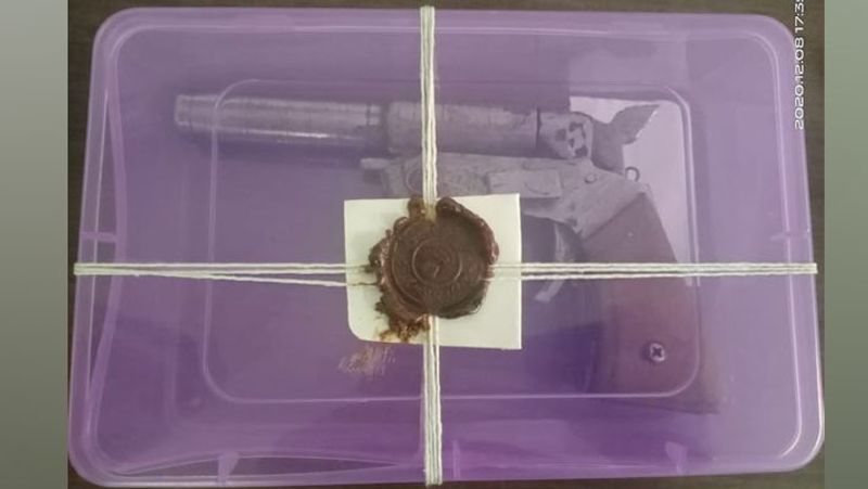 राजकोट पुलिस ने नवीन के लोहे के कारखाने में छापा मारकर देसी तमंचे बरामद किए। आगे पढ़िए...बंद कमरे में यूट्यूब देखा करते थे बहन-भाई, जीजा को जब पता चला..तो पैरों तले से जमीन खिसक गई