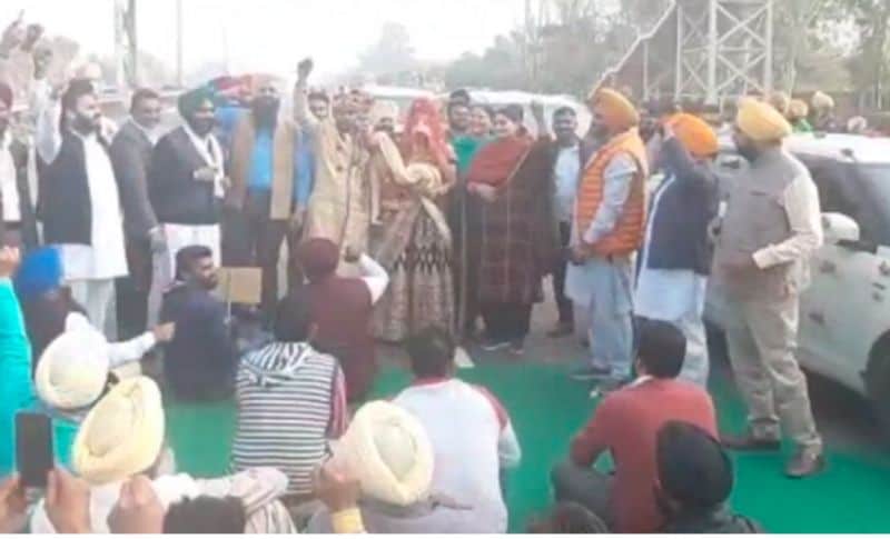रास्ते से निकलने वाले जिस किसी ने इन दूल्हा दुल्हन को आंदोलन को देखा तो वह भी उनको देखने के लिए आ गए। देखते ही देखते धरना स्थल पर हजारों की संख्या में भीड़ लग गई।