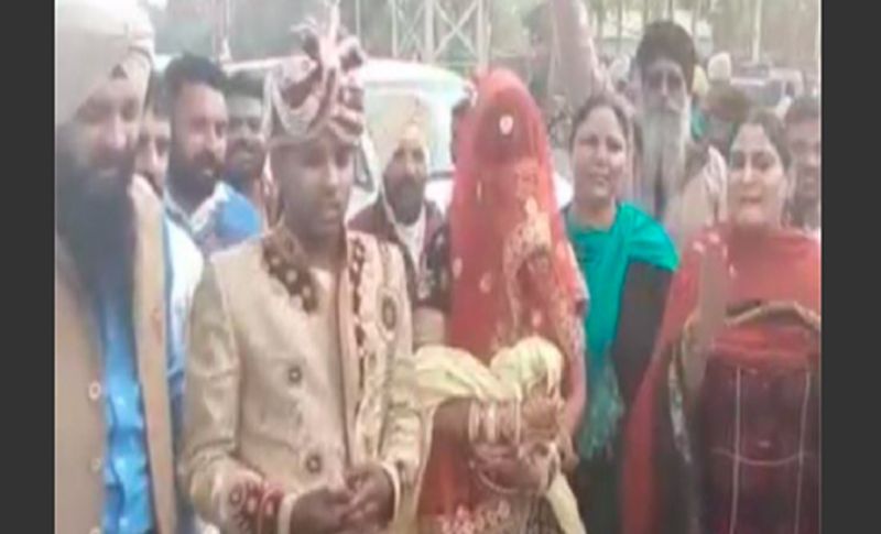 आंदोलन में शामिल होते ही दूल्हे के साथ दुल्हन भी चिल्लाते हुए कह रही थी हमें अपना हक चाहिए, जब तक तीनों कानून मोदी सरकार वापस नहीं करती, किसान डटे रहेंगे। जब हमारी मांगे पूरी होंगी उसके बाद ही यह आंदोलन समाप्त होगा।