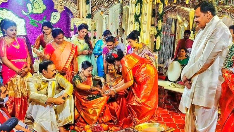 निहारिका तमिल एक्टर नागेंद्र बाबू की बेटी हैं। वहीं, बिजनेसमैन चैतन्य 'गुंटूर' के आईजी प्रभाकर के बेटे हैं। कपल ने अपनी वेडिंग के लिए लेक सिटी उदयपुर को चुना है और इनकी शादी ‘उदय विलास’ होटल में हुई। 
