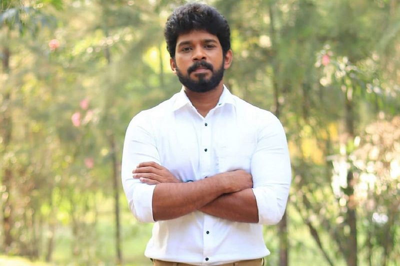 மேலும் இந்த சீரியலில் நடிக்கும் பிரபலங்கள் அனைவருக்குமே தனி ரசிகர்கள் பட்டாளம் உள்ளது. எனவே இந்த சீரியல் குறித்தும், இதில் நடிக்கும் பிரபலங்கள் குறித்து எந்த தகவல் வெளியானாலும் அது வைரலாகி விடுகிறது.