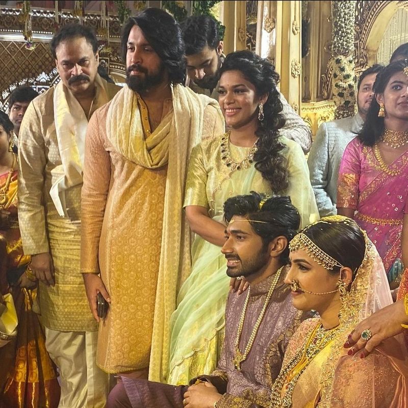మెగా కుటుంబంలో పుట్టిన వారసులైనా, అడుగుపెట్టిన అల్లుళ్లయినా హీరోలుగా మారడం ఆనవాయితీగా ఉంది. చిరంజీవి చిన్న కుమార్తె శ్రీజ భర్త కళ్యాణ్ దేవ్ హీరోగా ఎంట్రీ ఇచ్చిన సంగతి తెలిసిందే.