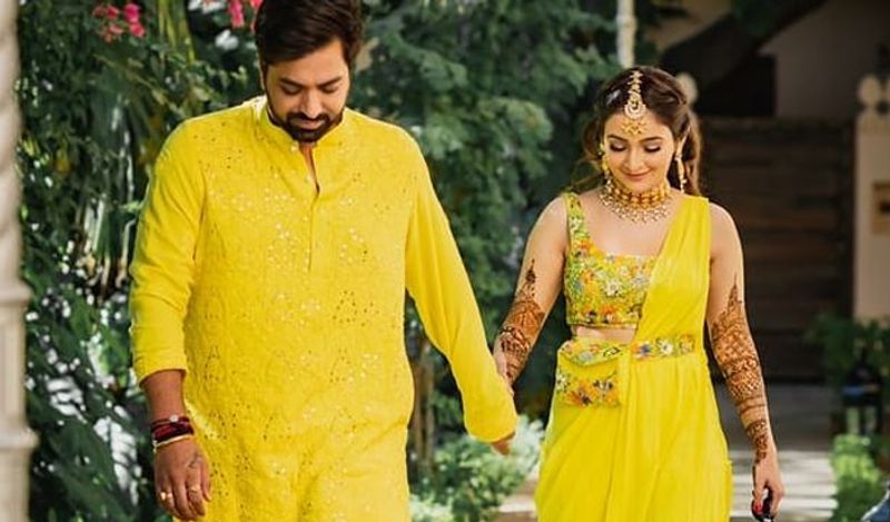 विक्रांत ने लिखा था, 'भाई को बधाई। तान्या और तुम्हें जीवन के नए सफर के लिए ढेर सारी बधाई।' अब इनकी शादी और मेहंदी सेरेमनी की फोटोज सोशल मीडिया पर सामने आई हैं, जिसमें खुशी से तान्या आखिल को किस कर प्यार लुटाते नजर आ रही हैं और एक फोटो में दोनों दूल्हा-दुल्हन के गेटअप में नजर आ रहे हैं। 
