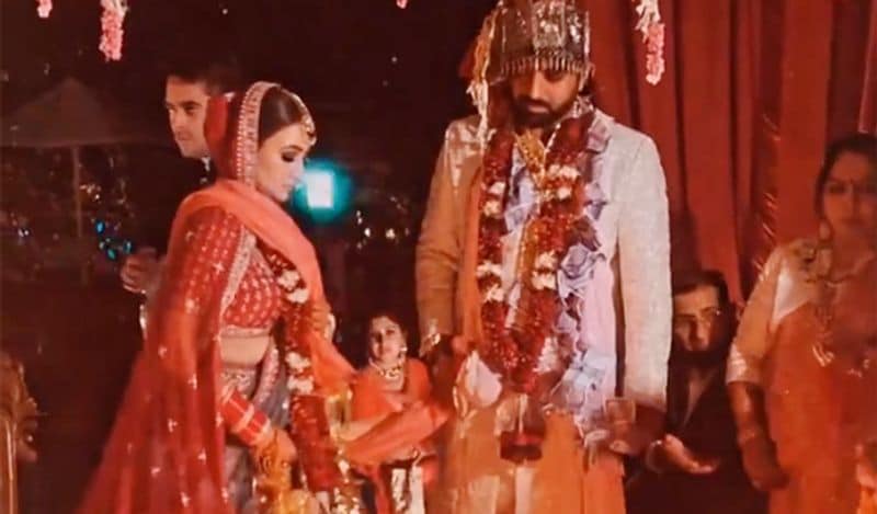 अखिल ने बताया कि इस वजह से उन्हें अपने दूर के रिश्तेदारों, दोस्तों और साथियों को ना बोलना पड़ा। लेकिन, उन्हें पूरा विश्वास है कि परिवार और करीबी दोस्तों के साथ उनकी ये शादी यादगार रहेगी। उन्होंने आगे कहा था कि जब अगले साल चीजें ठीक हो जाएंगी तो वो एक बड़ी पार्टी देंगे।