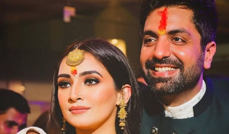 बहरहाल, अगर अखिल और तान्या की लव स्टोरी की बात की जाए तो ये किसी हिंदी फिल्म से कम नहीं है। 6 साल पहले तान्या, अखिल के एक कॉन्सर्ट में आई थीं, उस समय तान्या की उम्र महज 19 साल थी। तान्या ने उस वक्त अखिल को देखा और अपनी मां से कहा था कि जब वो बड़ी हो जाएंगी तो अखिल से शादी करेंगी।