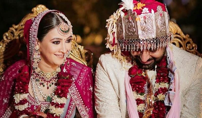 सोमवार को अखिल सचदेवा ने रोका सेरेमनी का कार्यक्रम हुआ था। उन्होंने एक फोटो भी शेयर की थी। उनकी फोटो पर उनके कई बॉलीवुड दोस्तों ने उन्हें बधाई दी। विक्रांत मेसी और एकता कपूर ने भी अखिल सचदेवा को उनके नए सफर के लिए ढेर सारी बधाईयां दी थी। 
