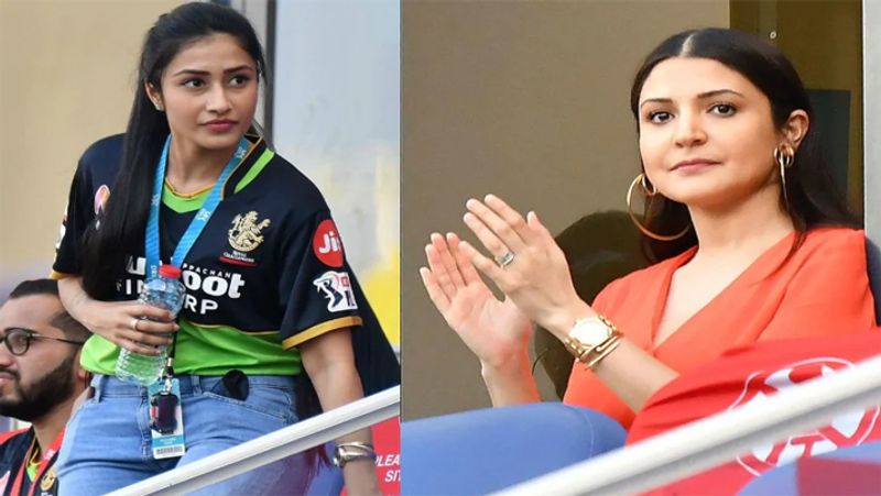 आईपीएल के ट्रेंड होने में क्रिकेट के साथ-साथ प्लेयर्स की पर्सनल लाइफ भी काफी अहम साबित होती है। इस बार सीरीज के दौरान आरसीबी के कप्तान विराट कोहली की वाइफ अनुष्का शर्मा, युजवेंद्र चहल की मंगेतर धनाश्री वर्मा और कई क्रिकेटर्स की वाइफ भी स्टेडियम में पहुंची थी।