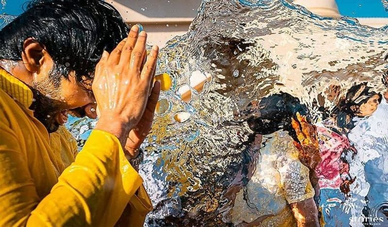 हल्दी सेरेमनी के बाद पानी से खेलते और मस्ती करते निहारिका के पति। 