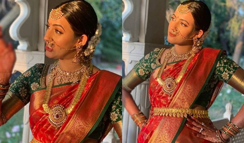 वहीं, शादी की रस्म बीते दिन हुई। निहारिका की शादी साउथ रीति-रिवाजों से की गई। इस दौरान निहारिका ने मांग टीका, बड़ी नथ, बालों में गजरा और हैवी जूलरी पहने दिखीं। दुल्हन के लिवाज में वो बेहद खूबसूरत लग रही थीं। 