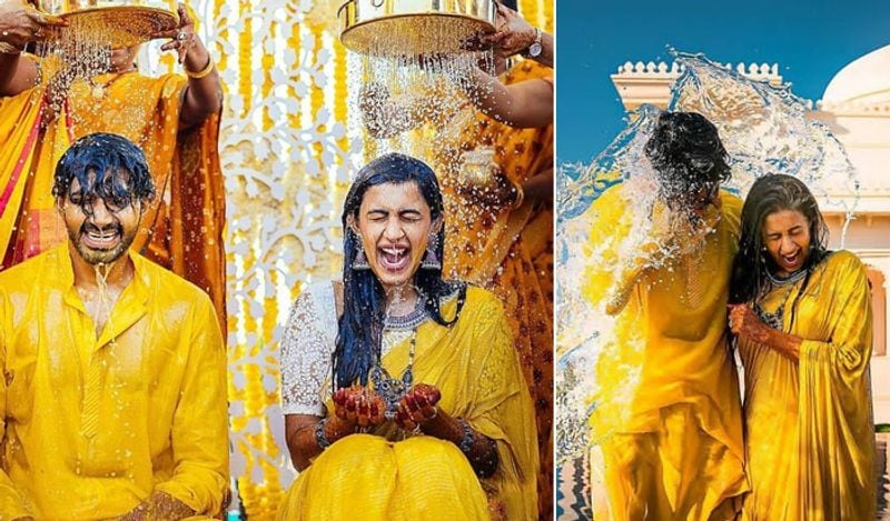 सोशल मीडिया पर सामने आई फोटोज में हल्दी सेरेमनी के बाद निहारिका को होने वाले पति के साथ रस्म के मुताबिक साथ में नहलाया गया। रस्म पूरी होने के बाद ही सबने एक-दूसरे पर जमकर पानी बहाया।
