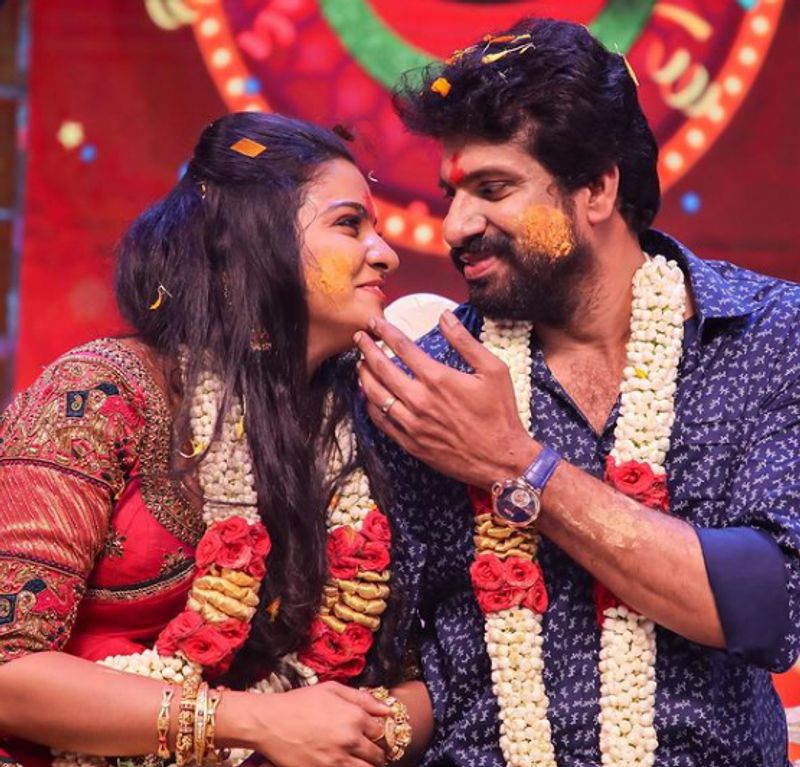 அதில்,ஹேமந்திற்க்கு பல பெண்களுடன் தொடர்பு வைத்துக் கொண்டு பணம் பறித்து வந்ததாகவும், பல முறை எச்சரித்தும் கேட்காததால் அவரிடம் இருந்து விலகியிருந்ததாகவும் கூறியுள்ளார்.