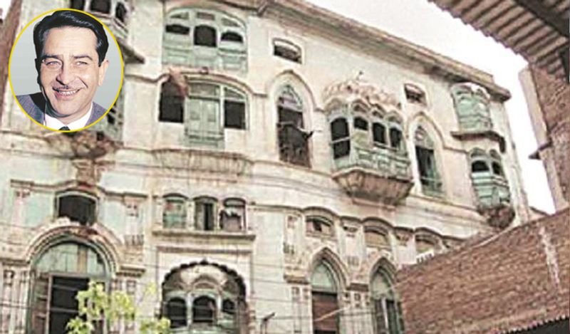 वहीं, अगर राज कपूर के पुश्तैनी घर की बात की जाए तो इसका निर्माण 1918 से 1922 के बीच में किया गया था। पेशावर के किस्सा खवानी बाजार में स्थित इस इमारत को राज कपूर के दादा Dewan Basheswarnath Kapoor ने बनवाया था। इसी इमारत में राज कपूर का बचपन बीता था।
