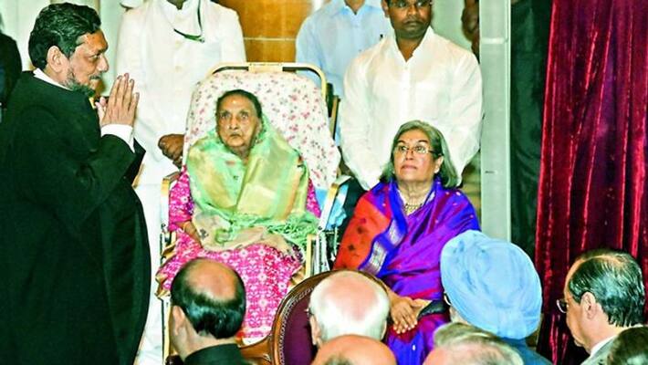 CJI Bobde mother cheated Rs 2.5 crore kpn CJI Bobde mother cheated Rs 2.5 crore kpn