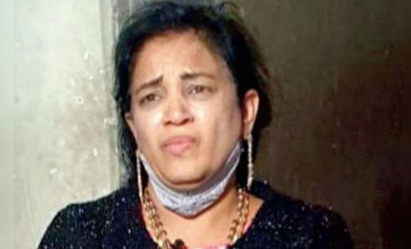 दरअसल, यह महिला इंदौर से लेकर मुंबई तक अपने अलग-अलग नामों से जिम, पब और गर्ल्स होस्टलों तक एमडी ड्रग्स और कोकीन पहुंचा रही थी। कभी वो अपना सपना, काजल, प्रेरणा और प्रीति पता बताती थी। लेकिंन इंदौर में उसकी पहचान 'आंटी' के नाम से जानते थे। जिसके तार देश से लेकर विदेश के बड़े-बड़े तस्करों से जुड़े हैं।
