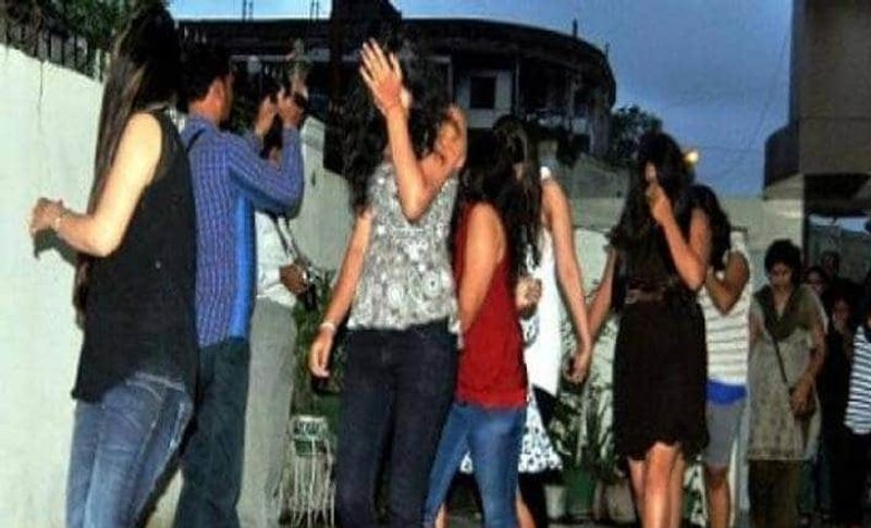 इंदौर पुलिस इस महिला को लंबे समय से पकड़े की फिराक में थी, इस बार पुलिस ने ग्राहक बनकर उसे एक पार्टी से रंगेहाथ पकड़ा है। इसके कनेक्शन में दिल्ली से विदेशी ड्रग्स डीलर्स भी संपर्क में रहते थे।