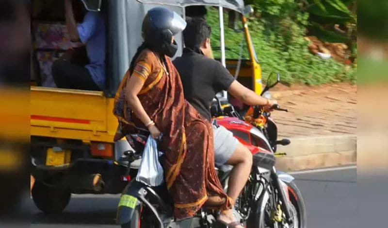  बाइक पर पीछे बैठने वालों के लिए एक और नियम बनाया गया है। इसमें अब बाइक के दोनों तरफ उनके पैर रखने के लिए पायदान होना अनिवार्य है। पहले बाइक पर एक तरफ ही ये पायदान लगा रहता था। लेकिन अब इसे दोनों तरफ होना जरुरी कर दिया गया है।
