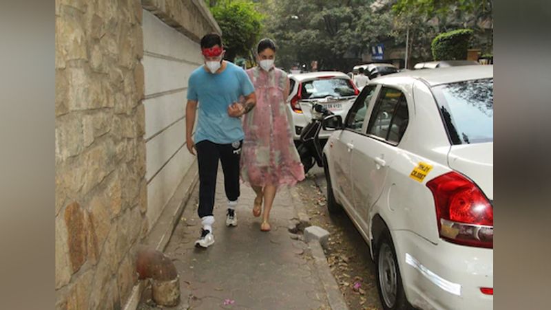 करीना प्रेग्नेंसी में अपना पूरा ख्याल रख रही है। वे अपनी डाइट से लेकर हेल्थ तक पर ध्यान दे रही है। प्रेग्नेंसी में करीना का चेहरे का ग्लो कम नहीं हुआ है। 